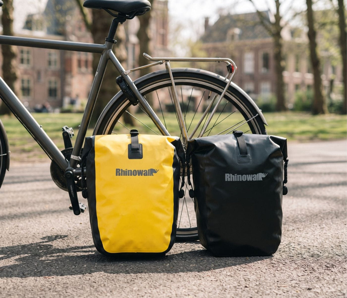 Fixée au vélo, à l'épaule une fois descendu
